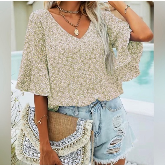 ChicYC Tops - Daisy floral print flutter sleeve blouse NWT